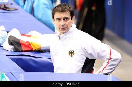 Ingo Steuer, allenatore della Germania Aliona Savchenko e Robin Szolkowy, segue la loro figura pattinare la sessione di formazione in Pacific Coliseum di Vancouver, Canada, 11 febbraio 2010. Il Vancouver 2010 giochi olimpici inizia il 12 febbraio. Foto: Daniel Karmann Foto Stock