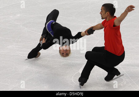 La Germania Aliona Savchenko e Robin Szolkowy eseguire la loro breve programma durante la figura pattinare la sessione di formazione in Pacific Coliseum di Vancouver, Canada, 11 febbraio 2010. Il Vancouver 2010 giochi olimpici inizia il 12 febbraio. Foto: Daniel Karmann Foto Stock