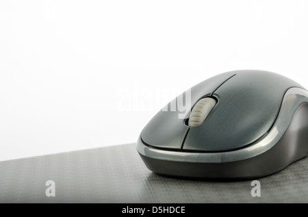 Il computer wireless mouse su uno sfondo metallico Foto Stock