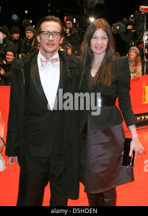 Regista tedesco Oskar Roehler e sua moglie Alexandra arrivare alla apertura della sessantesima Berlinale festival internazionale del film alla Berlinale Palast di Berlino, Germania, 11 febbraio 2010. Foto: Hubert Boesl Foto Stock