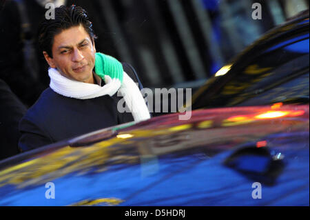 Attore indiano Shah Rukh Khan arriva per il photocall del film "Il mio nome è Kahn' alla sessantesima Berlinale festival internazionale del film di Venerdì, 12 febbraio 2010 a Berlino. Foto: Arno Burgi dpa/lbn +++(c) dpa - Bildfunk+++ Foto Stock