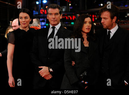 Attore irlandese Pierce Brosnan (2l), l'attrice britannica Olivia Williams (l), attore scozzese Ewan McGregor e sua moglie Eva Mavrakis arriva per la premiere del film "Il ghost writer' durante la sessantesima Berlinale Festival Internazionale del Cinema di Berlino, Germania, venerdì 12 febbraio 2010. Foto: Soeren Stache dpa/lbn Foto Stock