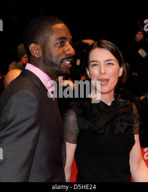 Attrice britannica Olivia Williams e suo marito Rashan arrivano in pietra per la premiere del film "Il ghost writer' durante la sessantesima Berlinale Festival Internazionale del Cinema di Berlino in Germania il venerdì 12 febbraio 2010. Il festival si svolge fino al 21 febbraio 2010. Foto: Jens Kalaene dpa/lbn +++(c) dpa - Bildfunk+++ Foto Stock