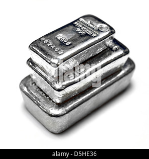 Silver bullion bars in una pila su sfondo bianco Foto Stock