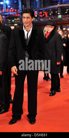 Attore indiano Shah Rukh Khan arriva per la premiere del film 'My nome è Khan' durante la sessantesima Berlinale Festival Internazionale del Cinema di Berlino, Germania, venerdì 12 febbraio 2010. Foto: Arno Burgi dpa/lbn Foto Stock