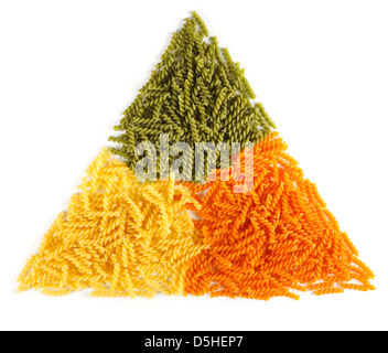 Mazzetto di naturalmente colorati di pasta intrecciata, disposti in forma di triangolo Foto Stock