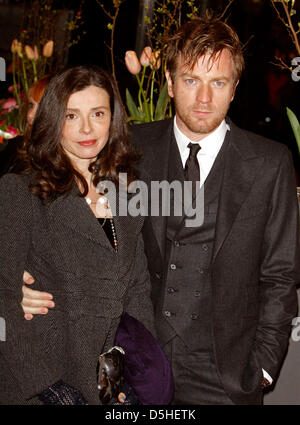 Attore britannico Ewan McGregor e sua moglie Eva Mavrakis arrivare per la premiere del film "Il ghost writer' durante la sessantesima Berlinale Festival Internazionale del Cinema di Berlino, Germania, 12 febbraio 2010. Il festival si svolge fino al 21 febbraio 2010. Foto: Hubert Boesl Foto Stock