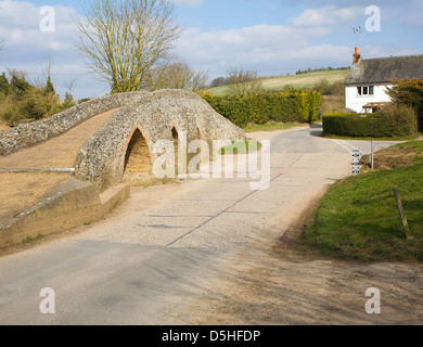 Packhorse medievale Ponte a Moulton, Suffolk, Inghilterra Foto Stock