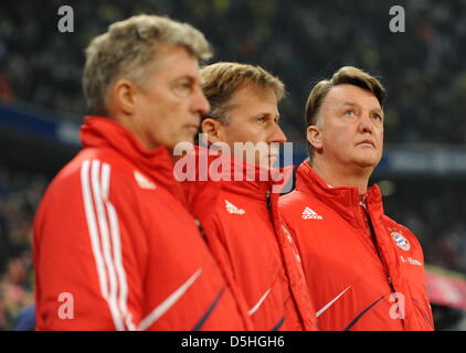 Fußball Bundesliga 22. Spieltag: FC Bayern München - Borussia Dortmund am Samstag (13.02.2010) in der Allianz Arena in München (Alta Baviera). Der Bayern-Trainer Louis van Gaal (r-l), der Co-Trainer Andries Jonker und Jos van Dijk (Trainingssteuerung) stehen vor Spielbeginn am Platz. Die Bayern gewinnen das Spiel mit 3:1. Foto: Tobias Hase dpa/lby Foto Stock