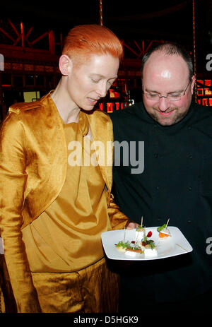 Il tedesco premiato chef Chrsitian Lohse (R) serve un piatto a British attrice Tilda Swinton (L) durante culinaria evento Cineman nell' ambito della sessantesima Berlinale Festival Internazionale del Cinema di Berlino, Germania, 14 febbraio 2010. La sessantesima Berlinale corre fino al 21 febbraio. Foto: Xamax Foto Stock