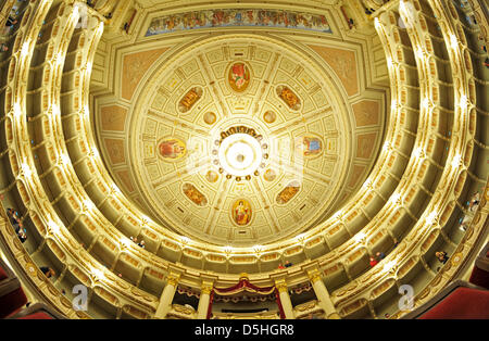 La festosa concert hall di Dresda la Semper Opera visto illuminato durante il giorno delle porte aperte a Dresda, in Germania, il 15 febbraio 2010. La Semper Opera celebra il venticinquesimo anniversario della sua riapertura nel 1985. Una serie di concerti con artisti come bariton Quasthoff e pianista Barenboim corre fino al 07 marzo 2010. Nel febbraio 1945 allied incursioni bomba aveva distrutto la vecchia S Foto Stock