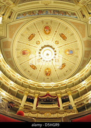 La festosa concert hall di Dresda la Semper Opera visto illuminato durante il giorno delle porte aperte a Dresda, in Germania, il 15 febbraio 2010. La Semper Opera celebra il venticinquesimo anniversario della sua riapertura nel 1985. Una serie di concerti con artisti come bariton Quasthoff e pianista Barenboim corre fino al 07 marzo 2010. Nel febbraio 1945 allied incursioni bomba aveva distrutto la vecchia S Foto Stock