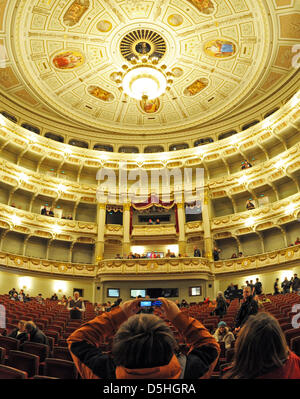 La festosa concert hall di Dresda la Semper Opera visto illuminato durante il giorno delle porte aperte a Dresda, in Germania, il 15 febbraio 2010. La Semper Opera celebra il venticinquesimo anniversario della sua riapertura nel 1985. Una serie di concerti con artisti come bariton Quasthoff e pianista Barenboim corre fino al 07 marzo 2010. Nel febbraio 1945 allied incursioni bomba aveva distrutto la vecchia S Foto Stock