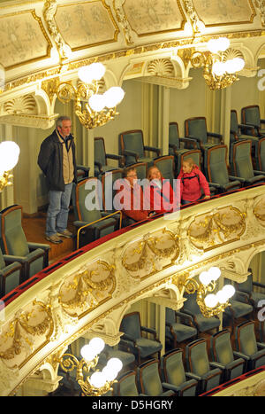 Vista visitatori festive concert hall di Dresda la Semper Opera illuminato durante il giorno delle porte aperte a Dresda, in Germania, il 15 febbraio 2010. La Semper Opera celebra il venticinquesimo anniversario della sua riapertura nel 1985. Una serie di concerti con artisti come bariton Quasthoff e pianista Barenboim corre fino al 07 marzo 2010. Nel febbraio 1945 allied incursioni bomba aveva distrutto la Foto Stock