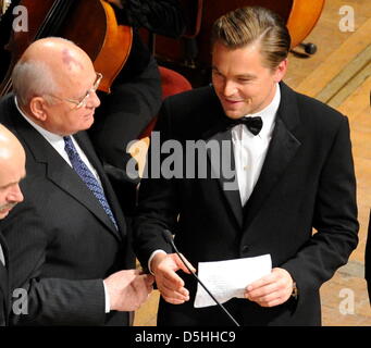 Noi l'attore Leonardo DiCaprio (R) ed ex presidente sovietico Mikhail Gorbaciov frequentare il cinema per la pace la carità di gala in Berlino, Germania, lunedì 15 febbraio 2010. Foto: Jens Kalaene dpa/lbn Foto Stock