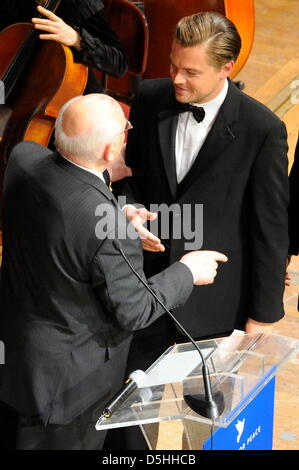 Noi l'attore Leonardo DiCaprio (R) ed ex presidente sovietico Mikhail Gorbaciov frequentare il cinema per la pace la carità di gala in Berlino, Germania, lunedì 15 febbraio 2010. Foto: Jens Kalaene dpa/lbn Foto Stock