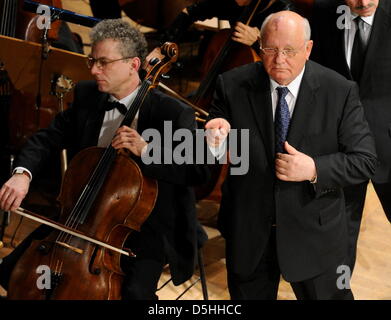 Ex presidente sovietico Mikhail Gorbaciov (r) assiste il cinema per la pace la carità di gala in Berlino, Germania, lunedì 15 febbraio 2010. Foto: Jens Kalaene dpa/lbn Foto Stock