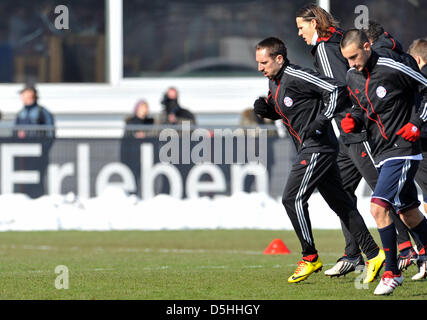 Bundesliga tedesca club FC Bayern Monaco di Baviera (L-R) Franck Ribery, Daniel van Buyten e Diego contento durante il training finale a Monaco di Baviera, Germania, il 16 febbraio 2010. Il Bayern Monaco di Baviera facce Serie A italiana a lato la Fiorentina per la UEFA Champions League round di 16 prima gamba il 17 febbraio. Foto: ANDREAS GEBERT Foto Stock