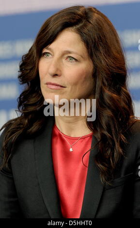 Noi attrice Catherine Keener assiste la conferenza stampa del film "Si prega di dare' durante la sessantesima Berlinale Festival Internazionale del Cinema di Berlino in Germania, martedì, 16 febbraio 2010. Il festival si svolge fino al 21 febbraio 2010. "Si prega di comunicare l' scorre al concorso del festival. Foto: Tim Brakemeier dpa/lbn Foto Stock