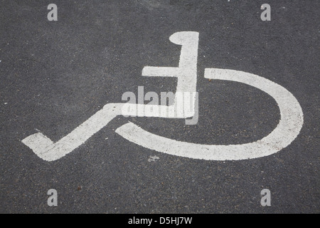 Sedia a rotelle segno del logo su asfalto per disabili Parcheggio, REGNO UNITO Foto Stock