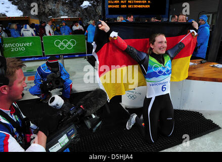 Tatjana Huefner (R) di Germania celebra dopo aver vinto l'oro nella donna la concorrenza di slittino al Whistler Centro di scorrimento durante il Vancouver 2010 Giochi Olimpici, Canada, 16 febbraio 2010. Foto: Peter Kneffel Foto Stock