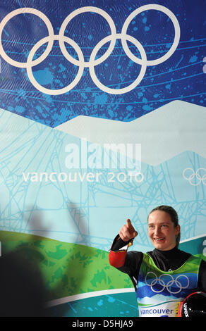 Tatjana Huefner di Germania celebra dopo aver vinto l'oro nella donna la concorrenza di slittino al Whistler Centro di scorrimento durante il Vancouver 2010 Giochi Olimpici, Canada, 16 febbraio 2010. Foto: Peter Kneffel Foto Stock