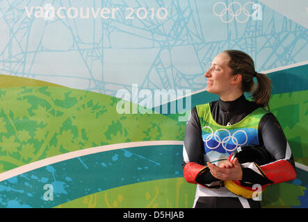 Tatjana Huefner di Germania celebra dopo aver vinto l'oro nella donna la concorrenza di slittino al Whistler Centro di scorrimento durante il Vancouver 2010 Giochi Olimpici, Canada, 16 febbraio 2010. Foto: Peter Kneffel Foto Stock