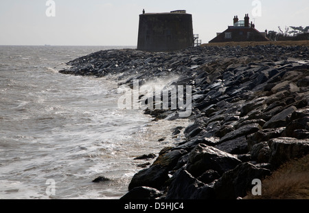 Le onde ad alta marea splash su roccia corazza le difese costiere a east lane, Bawdsey, Suffolk, Inghilterra Foto Stock