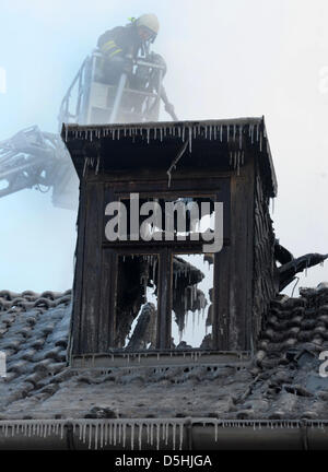 Vigili del fuoco tentare di spegnere il fuoco in una casa residenziale nel centro città di Apolda, Germania, 17 febbraio 2010. Almeno 6 case bruciata nel fuoco. Il da operazioni di estinzione di incendi ancora andare su, causa dell'incendio è ancora incerta. Foto: Jan-Peter Kaspar Foto Stock