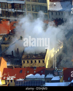 Vigili del fuoco provare a spegnere gli ultimi incendi in case residenziale nel centro città di Apolda, Germania, 17 febbraio 2010. Almeno 6 case bruciata nel fuoco. Il da operazioni di estinzione di incendi ancora andare su, il fuoco cominciato attorno alle 3 del mattino in un vuoto semi-Timber house e il diffondersi di un altro cinque case. Foto: Jan-Peter Kaspar Foto Stock