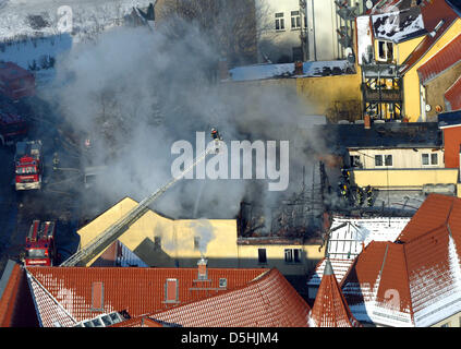 Vigili del fuoco provare a spegnere gli ultimi incendi in case residenziale nel centro città di Apolda, Germania, 17 febbraio 2010. Almeno 6 case bruciata nel fuoco. Il da operazioni di estinzione di incendi ancora andare su, il fuoco cominciato attorno alle 3 del mattino in un vuoto semi-Timber house e il diffondersi di un altro cinque case. Foto: Jan-Peter Kaspar Foto Stock