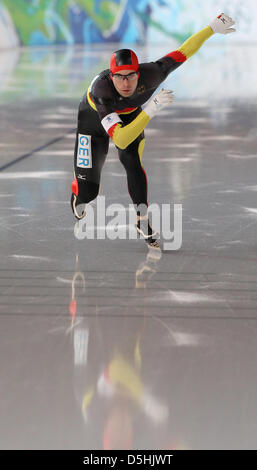 Speedskater Samuel Schwarz di Germania pratiche durante le donne del pattinaggio di velocità di formazione presso il Richmond Olympic Oval a Vancouver per i 2010 Giochi Olimpici, Vancouver, Canada, 10 febbraio 2010. Richmond Olympic Oval ospita il pattinaggio di velocità a Vancouver Olimpiadi Invernali 2010 che inizia il 12 febbraio 2010. Foto Stock