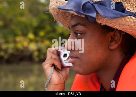 Madagascar, Funzionamento Wallacea, studente con la fotocamera sul fiume Mariarano imbarcazione di ricerca Foto Stock