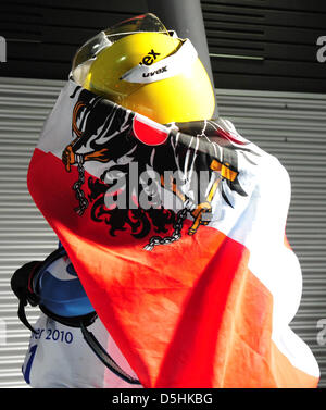 Andreas e Wolfgang Linger dell'Austria celebrare nella finish area durante gli uomini Luge raddoppia la concorrenza a Vancouver 2010 Giochi Olimpici in Whistler, Canada, 17 febbraio 2010. Team attardato al primo posto. Foto Stock