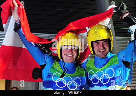 Andreas e Wolfgang (L) attardato di Austria celebrare nella finish area durante gli uomini Luge raddoppia la concorrenza a Vancouver 2010 Giochi Olimpici in Whistler, Canada, 17 febbraio 2010. Team attardato al primo posto. Foto: Peter Kneffel Foto Stock
