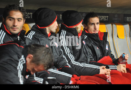 Monaco di Baviera Ivica OLIC (L-R), Hamit Altintop, Diego Contento, Anatoliy Tymoshchuk e Miroslav KLOSE sedersi sul banco di sostituzione durante il match di Champions League Bayern Munich vs AC Fiorentina a Allianzarena Stadium di Monaco di Baviera, Germania, il 17 febbraio 2010. Monaco di Baviera ha vinto la partita 2-1. Foto: Andreas Gebert Foto Stock