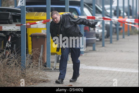 Gli ufficiali di polizia di intercettare una scuola professionale in Ludwigshafen, Germania, 18 febbraio 2010. Un insegnante della scuola è stato ucciso, un 23-anno-vecchio è stato arrestato come presunto criminale. Egli avrebbe attaccato diverse insegnanti, a prescindere dall'insegnante ucciso nessun altro gli insegnanti sono stati feriti. Foto: RONALD WITTEK Foto Stock