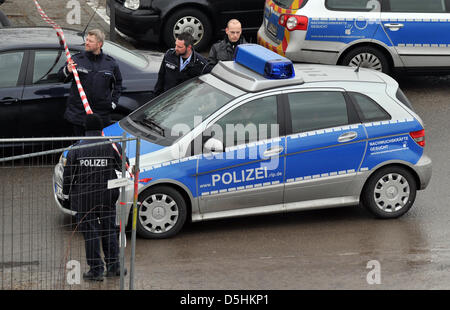 Gli ufficiali di polizia di intercettare una scuola professionale in Ludwigshafen, Germania, 18 febbraio 2010. Un insegnante della scuola è stato ucciso, un 23-anno-vecchio è stato arrestato come presunto criminale. Egli avrebbe attaccato diverse insegnanti, a prescindere dall'insegnante ucciso nessun altro gli insegnanti sono stati feriti. Foto: Marius Becker Foto Stock