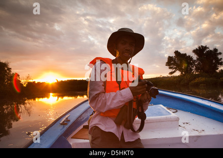 Madagascar, Funzionamento Wallacea, Guida sul Fiume Mariarano imbarcazione di ricerca al tramonto Foto Stock