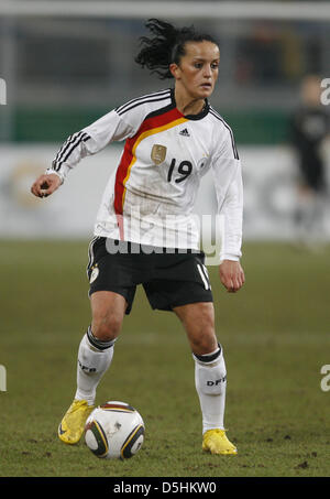 Fußball Bundesliga tedesca Frauen, Deutschland - Nordkorea am Mittwoch (17.02.2010) in der MSV Arena di Duisburg. Die Deutsche Fatmire Bajramaj. Foto: Roland Weihrauch dpa/lnw Foto Stock