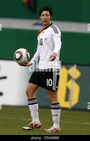 Fußball Bundesliga tedesca Frauen, Deutschland - Nordkorea am Mittwoch (17.02.2010) in der MSV Arena di Duisburg. Die Deutsche Linda Bresonik. Foto: Roland Weihrauch dpa/lnw Foto Stock