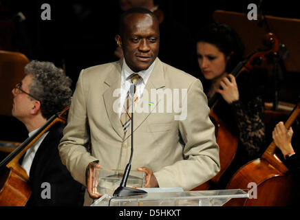 Ruanda il ministro dello sport Joseph Habineza assiste la carità evento Cinema per la pace nell'ambito del sessantesimo Festival Internazionale del Cinema di Berlino a Berlino, Germania, 15 febbraio 2010. La sessantesima Berlinale film festival corre fino al 21 febbraio. Foto: Soeren Stache Foto Stock