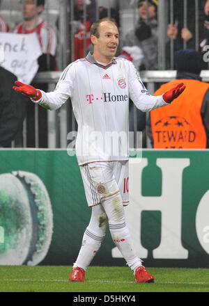 Del Bayern Monaco Arjen Robben gesti durante la UEFA Champions League round di 16 prima gamba FC Bayern Munich vs Fiorentina a stadio Allianz Arena di Monaco di Baviera, Germania, il 17 febbraio 2010. Bundesliga tedesca lato Bayern Monaco sconfitto Italia Serie A lato Fiorentina con 2-1. Foto: Andreas Gebert Foto Stock