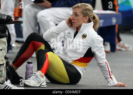 Anni Friesinger-Postma della Germania parla con qualcuno al telefono dopo la donna 1000 m di pattinaggio di velocità presso il Richmond Olympic Oval durante il Vancouver 2010 Giochi Olimpici, Vancouver, Canada, 18 febbraio 2010. +++(c) dpa - Bildfunk+++ Foto Stock