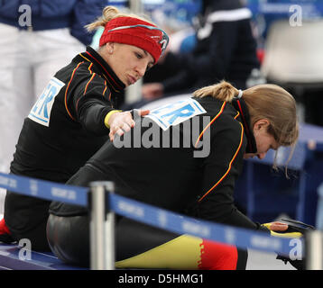 Anni Friesinger-Postma (L) della Repubblica federale di Germania i colloqui al compagno di squadra Jenny Wolf durante il pattinaggio di velocità per donna 1000m presso il Richmond Olympic Oval durante il Vancouver 2010 Giochi Olimpici, Vancouver, Canada, 18 febbraio 2010. Foto Stock