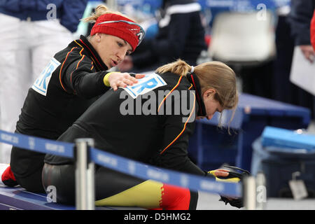 Anni Friesinger-Postma (L) della Repubblica federale di Germania i colloqui al compagno di squadra Jenny Wolf durante il pattinaggio di velocità per donna 1000m presso il Richmond Olympic Oval durante il Vancouver 2010 Giochi Olimpici, Vancouver, Canada, 18 febbraio 2010. +++(c) dpa - Bildfunk+++ Foto Stock