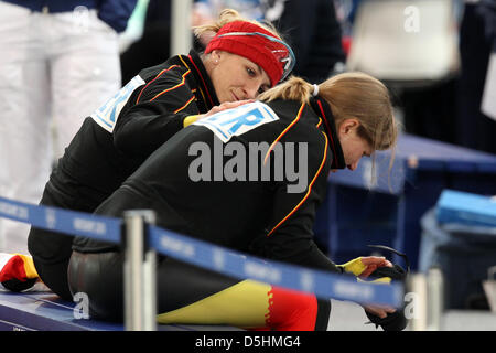 Anni Friesinger-Postma (L) della Repubblica federale di Germania i colloqui al compagno di squadra Jenny Wolf durante il pattinaggio di velocità per donna 1000m presso il Richmond Olympic Oval durante il Vancouver 2010 Giochi Olimpici, Vancouver, Canada, 18 febbraio 2010. Foto Stock