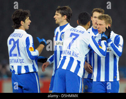 Di Berlino (L-R) Levan Kobiashvili, Arne FRIEDRICH, Cicerone e Patrick Ebert celebrare durante il calcio Europa League Hertha Berlin vs Benfica Lisbona presso lo Stadio Olimpico di Berlino, Germania, 18 febbraio 2010. La partita è finita 1-1. Foto: Soeren Stache Foto Stock