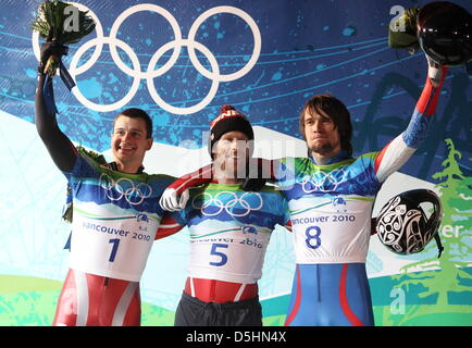 Medaglia d'oro del Canada Jon Montgomery (C) celebra con la medaglia di argento Martins Dukurs (L) della Lettonia e vincitore del bronzo Alexander Tretyakov (R) della Russia durante la cerimonia dei fiori per gli uomini lo scheletro di evento in Whistler Centro di scorrimento, 19 febbraio 2010, presso il Vancouver 2010 Giochi Olimpici. Foto: Karl-Josef Hildenbrand +++(c) dpa - Bildfunk+++ Foto Stock