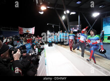 Medaglia d'oro del Canada Jon Montgomery (C) celebra con la medaglia di argento Martins Dukurs (L) della Lettonia e vincitore del bronzo Alexander Tretyakov (R) della Russia durante la cerimonia dei fiori per gli uomini lo scheletro di evento in Whistler Centro di scorrimento, 19 febbraio 2010, presso il Vancouver 2010 Giochi Olimpici. Foto: Karl-Josef Hildenbrand +++(c) dpa - Bildfunk+++ Foto Stock